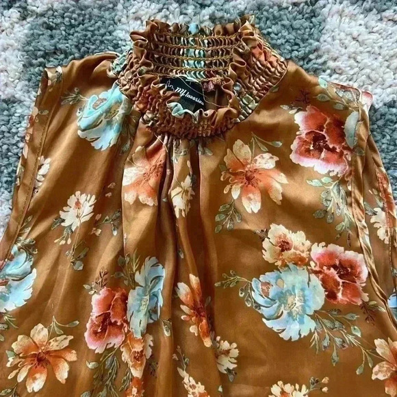 Golden floral tank with ruched neck! Size XL - Picture 2 of 3